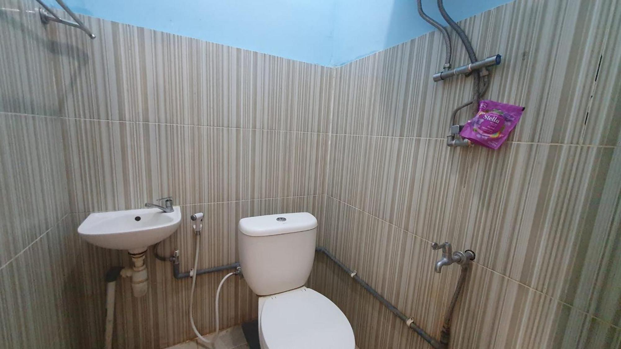 Reddoorz Syariah At Demasto Homestay Jember Exterior photo