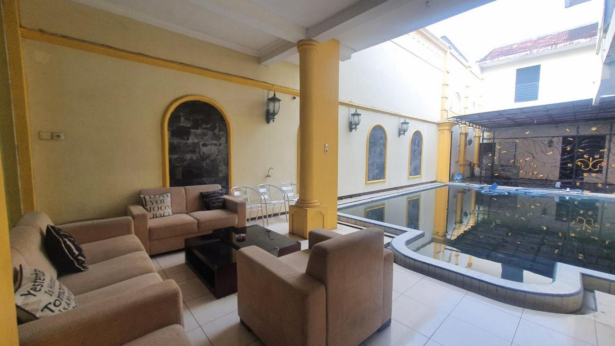 Reddoorz Syariah At Demasto Homestay Jember Exterior photo